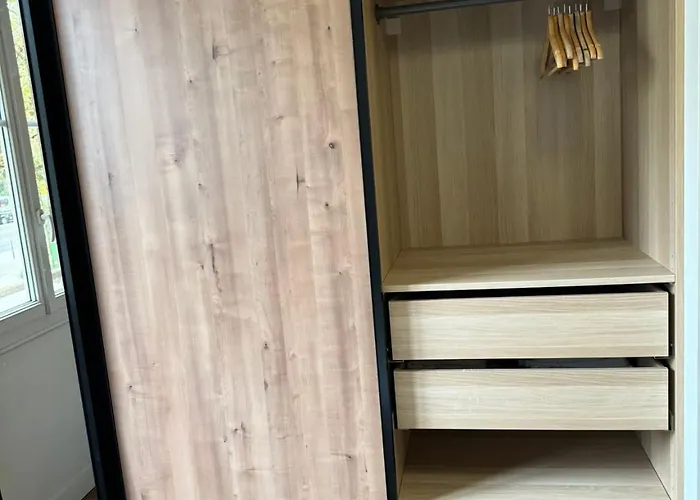 Apartment Paris-18 *