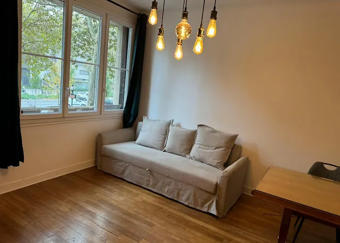 Paris-18 アパート *